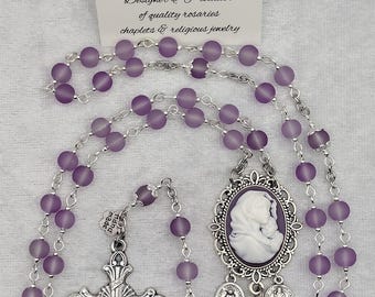 Rosario in vetro marino color lavanda: cammeo della Madonna con medaglie miracolose e di San Benedetto, crocifisso a giglio e aureola