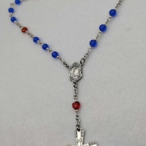 TWO HEARTS CHAPLET - Blaues und rotes Glas Zwei Herzen Collier mit gesegneter Mutter, umrahmt mit Rosen / Herzstück des Heiligen Herzens Jesu und Rose Cruc