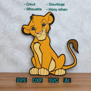 Può includere: Illustrazione di un cartone animato di un cucciolo di leone nei toni del giallo e del marrone, seduto con un'espressione sorridente. L'immagine include il testo "- Cricut - Glowforge - Silhouette - Many others" e le abbreviazioni dei tipi di file: EPS, DXF, SVG e AI.