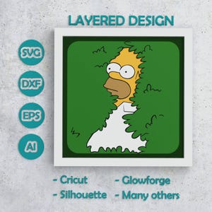Puede incluir: Un diseño en capas enmarcado que presenta a Homer Simpson asomándose a través del follaje verde. La imagen incluye el texto "LAYERED DESIGN" e iconos para los formatos de archivo SVG, DXF, EPS y AI. Texto adicional indica compatibilidad con Cricut, Glowforge, Silhouette y otras máquinas de corte.