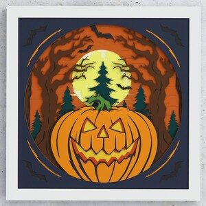 Może przedstawiać: Papierowa scena halloweenowa z rzeźbioną dynią na pierwszym planie. Dynia ma szeroki, zębaty uśmiech i jest oświetlona przez pełnię księżyca za nią. Tło przedstawia dwa drzewa z gałęziami sięgającymi księżyca i nietoperze latające w nocnym niebie.