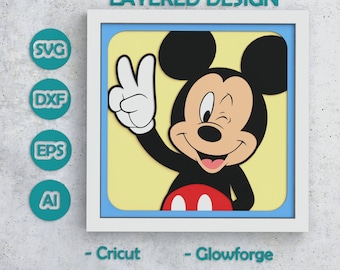Puede incluir: Un diseño en capas enmarcado con Mickey Mouse guiñando un ojo y haciendo el signo de la paz. La obra de arte está en un marco blanco con un borde azul, sobre un fondo amarillo claro. El texto incluye "LAYERED DESIGN" y menciona la compatibilidad con Cricut, Glowforge y Silhouette.