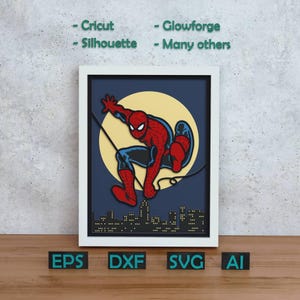 Op de afbeelding: Een ingelijst digitaal kunstwerk met een rood en blauw superheldfiguur in een dynamische pose tegen een grote gele maan en een donkerblauwe skyline. De tekst Cricut, Silhouette, Glowforge, Many others, EPS, DXF, SVG en AI is zichtbaar.