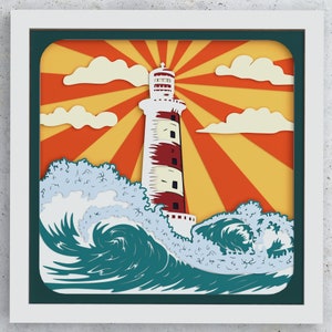 Puede incluir: Una ilustración de papel de un faro con rayas rojas y blancas que se encuentra frente a un océano azul con olas blancas espumosas. El fondo es un sol amarillo y naranja con nubes blancas.