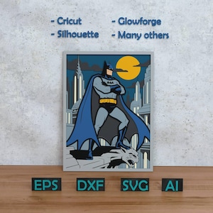 Könnte beinhalten: Eine digitale Grafikdatei mit einer Batman-Illustration mit blauem Umhang, gelbem Gürtel und einem gelben Mond vor einer Skyline. Der Text enthält Cricut, Glowforge, Silhouette, Many others, EPS, DXF, SVG und AI.