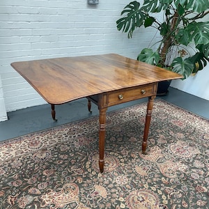 Antique Mahogany Pembroke Table – 19th Century Drop Leaf Side Table with Drawers & Reeded Legs – Vintage Hall or Lamp Table