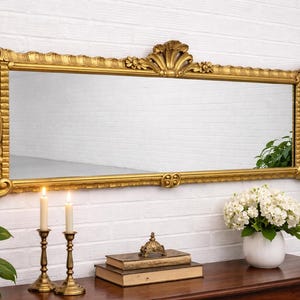 Puede incluir: Un juego de tres tazas de cerámica con un acabado mate moteado. Las tazas son de color crema, gris claro y gris oscuro. Cada taza tiene un diseño simple y minimalista.