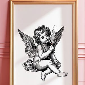 Könnte beinhalten: Eine Schwarzweißillustration eines geflügelten Cherubins, das eine Zigarette raucht. Der Cherub sitzt auf einer Wolke und hat einen schelmischen Gesichtsausdruck.
