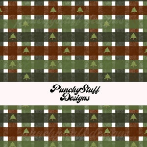Op de afbeelding: Een naadloos patroon met een geruit ontwerp in groen, bruin en wit met kleine groene kerstboompjes. De tekst "Punchy Stuff Designs" staat in het midden van de afbeelding.