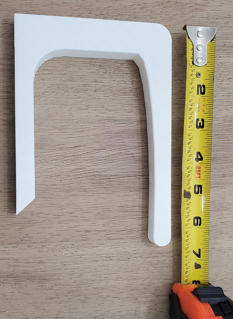 Op de afbeelding: Witte plastic boog van 17,8 cm hoog. De boog is gemaakt van glad, wit plastic en heeft een afgeronde bovenkant.