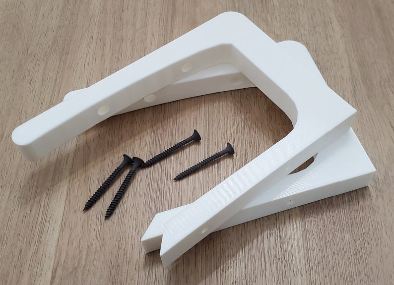 Op de afbeelding: Twee witte kunststof plankbeugels met vier zwarte schroeven.