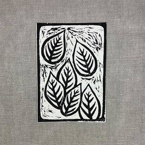Carte postale imprimée linogravure faite main - motif de feuille unique