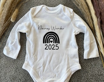 Baby Body "Kleines Wunder 2025" - Schwangerschaft verkünden - Schwangerschaft - Baby - Geschenkideen, Geburt, Geburtsgeschenk