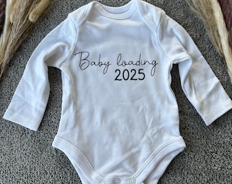 Baby Body "Baby loading 2025" - Schwangerschaft verkünden - Schwangerschaft - Baby - Geschenkideen, Geburt, Geburtsgeschenk