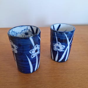 Zwei Vintage blaue traditionelle Teetassen für grünen Tee, Sometsuke handgefertigt in Japan, innen dekoriert. Hand gemacht