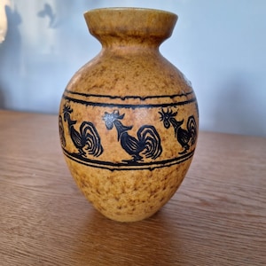 Oggetto raro Vaso retrò di metà secolo della Germania occidentale / Galletti dipinti di giallo senape screziato in nero / Ubelacker (ü Keramik) della Germania occidentale anni &#39;60