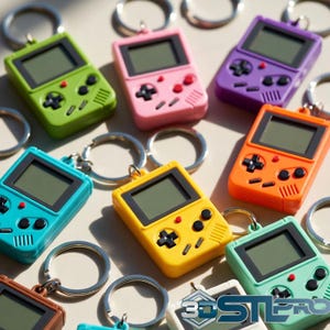 Puede incluir: Una colección de llaveros de consolas de juegos portátiles en miniatura de colores. Los llaveros son de varios colores, incluyendo verde, rosa, morado, naranja, turquesa, amarillo y verde menta. Cada llavero tiene un llavero plateado.