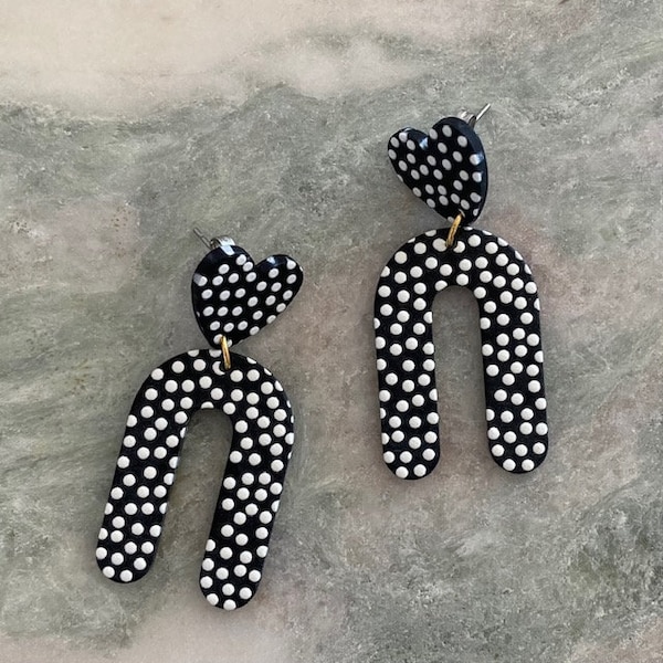 Boucles d'oreilles géométriques en acétate à pois noir et blanc - Les Macha