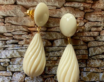 Boucles d'oreilles pendantes perle poire en résine - Les Amandine