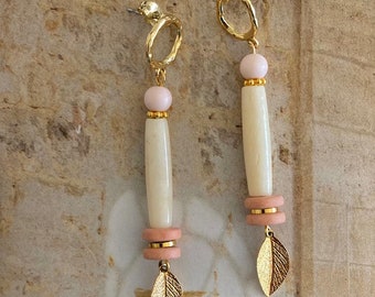 Boucles d'oreilles fantaisies dorées à l'or fin, rose et écru, perles en corne, céramique et résine - Les Iris