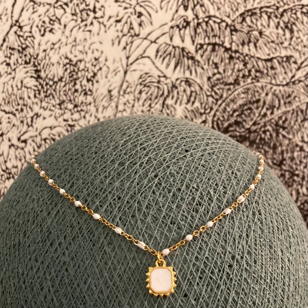 Collier chaine en acier inoxydable doré avec perles en résine blanc, médaillon soleil - Marion