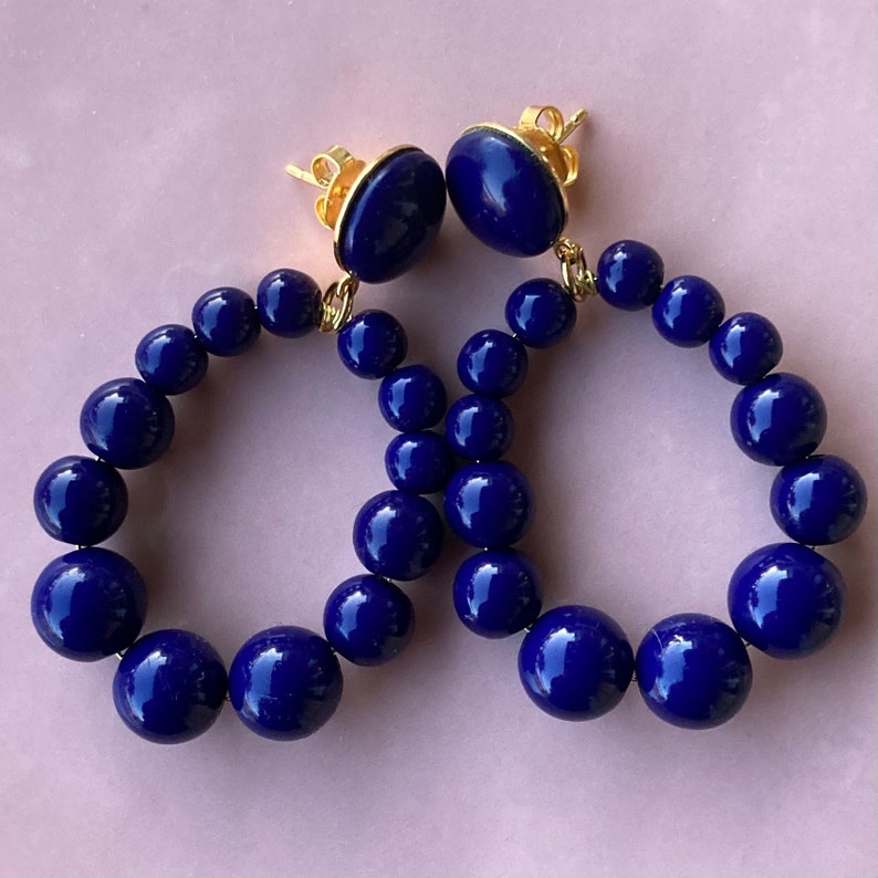 Boucles d'oreilles de perles en résine Les Brigitte Bleu marine