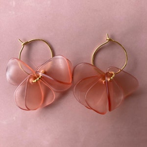 Hoop earrings gilded with fine gold and acrylic flower petals - Les Rose