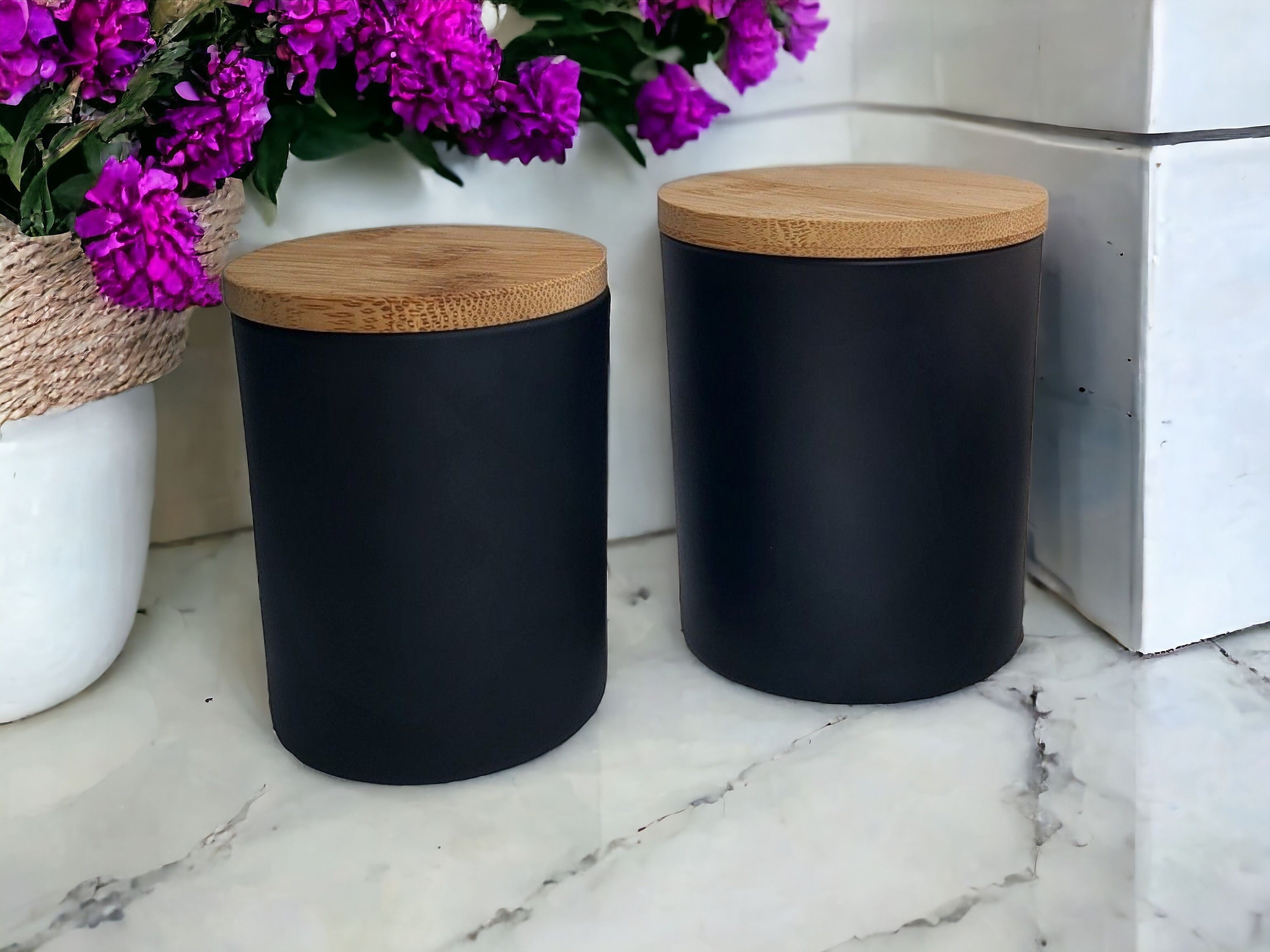 Bougie Aromatique Avec Mèche En Bois Dans Un Pot En Céramique Noire
