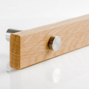 Vollholz-Gardinenstange/Vorhangstange aus Eiche (geölt) mit Edelstahl-Halterung