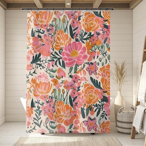 Puede incluir: Un juego de tres tazas de cerámica con un acabado mate moteado. Cada taza presenta un color diferente: azul claro, crema y gris. Las tazas tienen un diseño simple y moderno y un asa cómoda.