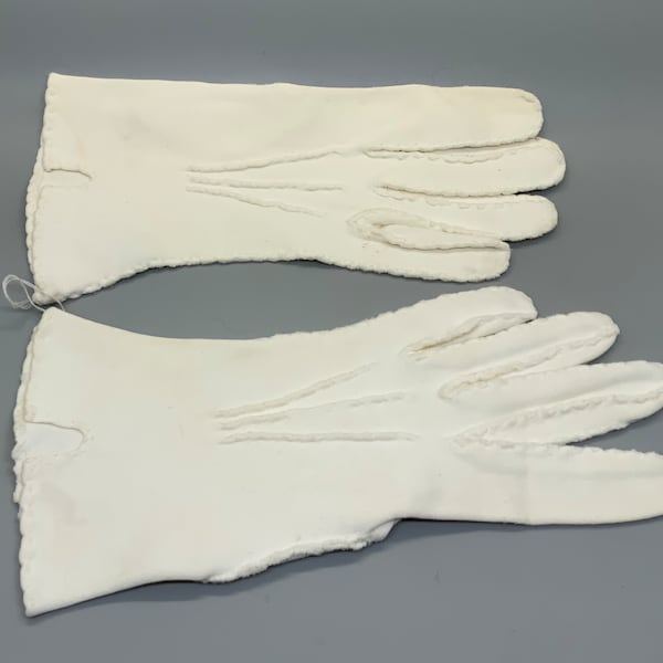 Vintage 1950s Wrist-Length Kayser Brand Ladies White Gloves