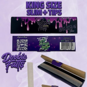 Puede incluir: Papel de fumar Doobie Fats King Size Slim + Tips con un diseño morado y negro. El empaque presenta un diseño rosa que gotea y el texto "Doobie Fats" en una fuente morada y blanca. La parte posterior del empaque tiene un código QR y el texto "Organic Hemp" y "Purest Unrefined Natural Hemp".