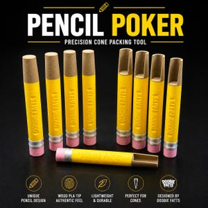 Op de afbeelding: Een verzameling gele, potloodvormige verpakkingsgereedschappen met roze gummen en beige punten. De gereedschappen zijn voorzien van de in reliëf aangebrachte tekst DOOBIE FATTS. De afbeelding bevat de tekst PENCIL POKER PRECISION CONE PACKING TOOL.