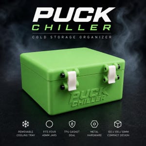 Puede incluir: Una caja organizadora de almacenamiento en frío Puck Chiller de color verde brillante con cierres blancos y herrajes negros. El frente presenta el texto Puck Chiller en relieve. Los iconos indican una bandeja extraíble, capacidad para cuatro frascos de 40mm, sello de junta TPU, herrajes metálicos y un diseño compacto de 100 x 100 x 50mm.