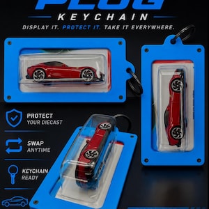 Puede incluir: Imagen promocional de un llavero de fundición a presión. La imagen presenta un coche de juguete rojo en una funda protectora azul. El texto de la imagen incluye "DIECAST PLUG KEYCHAIN" y "PROTECT YOUR DIECAST". El producto está "BUILT FOR COLLECTORS".