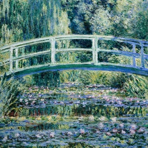 Op de afbeelding: Een schilderij van een blauwe brug over een vijver met waterlelies. De brug is gemaakt van hout en heeft een witte railing. De waterlelies bloeien en zijn in verschillende kleuren, waaronder roze, paars en wit. Het water is lichtblauw en reflecteert de lucht.