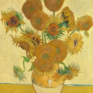 以下が含まれることがあります： ひまわりが一杯に活けられた花瓶を描いた静物画。花瓶は薄い茶色で、白い縁取りと青い文字で「Vincent」と書かれている。ひまわりは鮮やかな黄色で、中心は茶色、葉は緑色。背景は薄い黄色である。