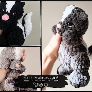 Op de afbeelding: Gehaakte stinkdier knuffel in zwart, wit en grijs. Het stinkdier heeft een witte streep over de rug, roze neus en poten en een pluizige staart. Het haakpatroon van The Yarn Zoo is zichtbaar.