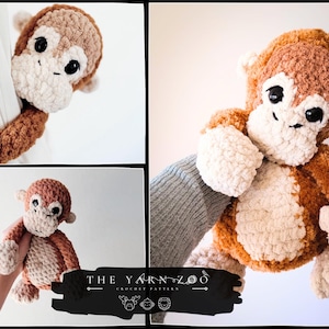 Può includere: Una scimmia all'uncinetto fatta a mano nei toni del marrone e del crema. Il peluche presenta un viso dettagliato con occhi neri e un'espressione sorridente. La scimmia è mostrata in più pose, evidenziando il suo design morbido e strutturato. Il logo del modello all'uncinetto The Yarn Zoo è visibile.