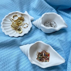 Seashell Trinket Dish, Handmade Ceramic Shell-Shaped Jewelry Tray, Coastal Beach Decor, Ocean Inspired Gift, Home Gift, Birthday Gift