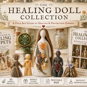 Könnte beinhalten: Der Ratgeber The Healing Doll Collection enthält zwei Bücher, The Beginner's Guide to Healing Poppets und The Healing Doll Collection, sowie mehrere handgefertigte Puppen, darunter eine Strohfigur, eine helle Holzfigur und Stoffpuppen.