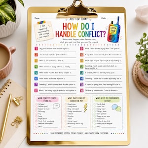 Puede incluir: Una hoja de trabajo impresa titulada How Do I Handle Conflict? en un portapapeles dorado. El documento presenta dieciséis preguntas numeradas, tres secciones con casillas de verificación para la autorreflexión y una ilustración de un walkie-talkie.