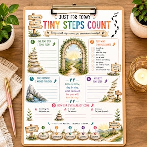 Może przedstawiać: Podkładka z klipsem zawierająca wydrukowany dzienny planer zatytułowany Just For Today Tiny Steps Count. Projekt zawiera kolorowy tekst, ponumerowane sekcje na codzienne cele, ilustrację kamiennego łuku oraz ścieżkę postępu na dole.