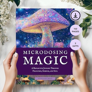 Peut inclure: Couverture de livre "Microdosing Magic" avec une illustration de champignon vibrante. La couverture présente une bannière violette avec du texte blanc et la légende "A Reflective Journey Through Psilocybin, Science, and Soul." Le livre a 142 pages et comprend 2 cadeaux.