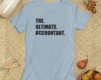 Könnte beinhalten: Ein hellblaues T-Shirt mit dem Aufdruck "THE. ULTIMATE. ACCOUNTANT." in Schwarz.