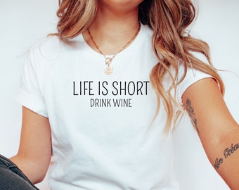 Camiseta divertida para amantes del vino: "La vida es corta, bebe vino".