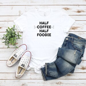 Halb Kaffee, halb Foodie T-Shirt: Unisex Jersey T-Shirt