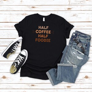 Halb Kaffee, halb Foodie T-Shirt - Food Lover Geschenk