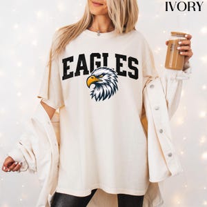 Camiseta con la mascota de los Eagles, camiseta retro de los Eagles de Comfort Colors®, regalo para aficionados de los Eagles, camiseta con la mascota de la escuela Eagles, camiseta con la mascota del equipo de fútbol americano Eagles imagen 2