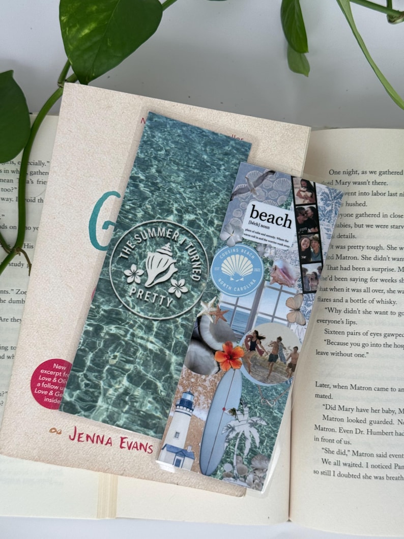 Peut inclure: Une pile de livres avec trois marque-pages d&eacute;coratifs. Les marque-pages pr&eacute;sentent des motifs sur le th&egrave;me de l'oc&eacute;an, notamment un coquillage, un phare et une planche de surf. La couverture du livre porte le titre "The Summer I Turned Pretty".